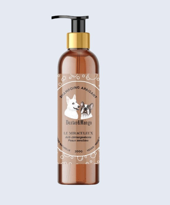 Le Miraculeux est un shampoing pour chien liquide, 98% d’origine naturelle, conçu pour les chiens sujets aux irritations et démangeaisons. Il apaise, purifie et fortifie les pelages les plus sensibles, tout en soulageant immédiatement les inconforts cutanés comme les rougeurs et les tiraillements.